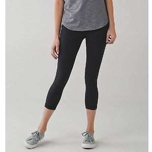 Lululemon size 4 wunder under black crop